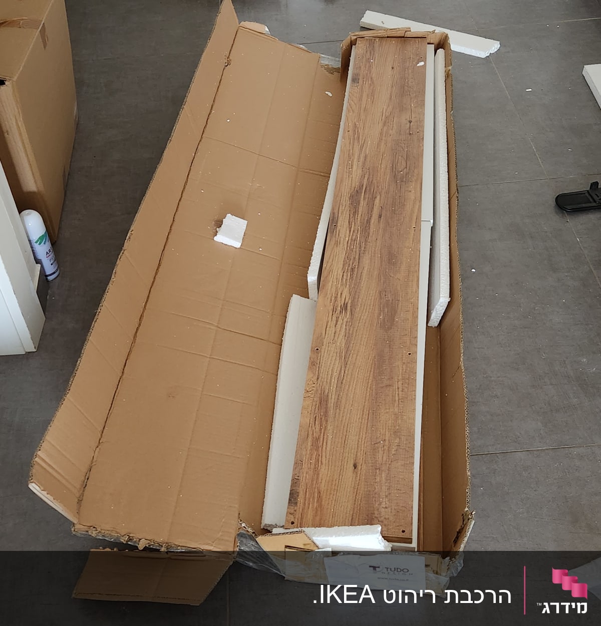 קרטון פתוח עם לוחות עץ להרכבה